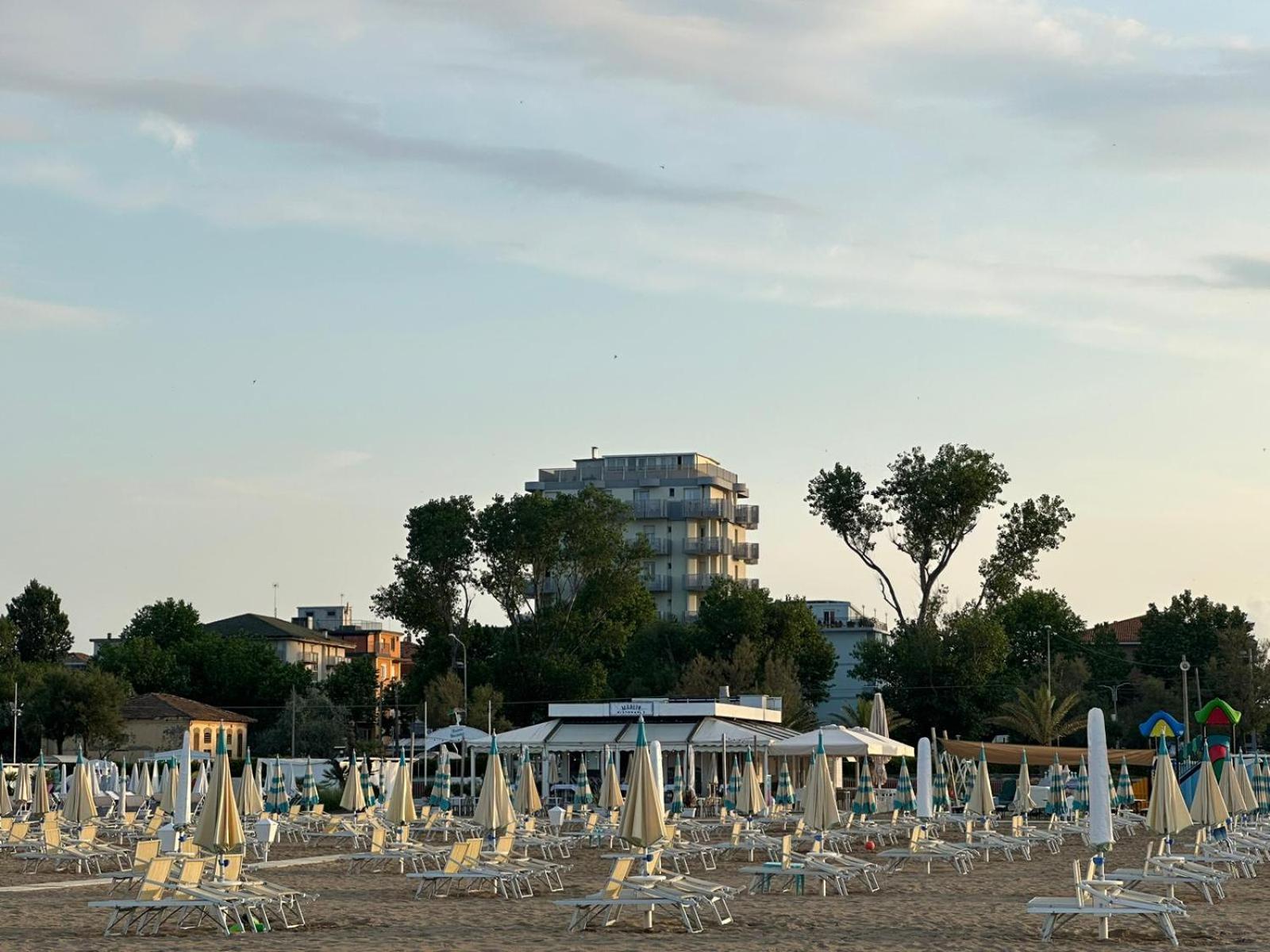 Hotel Neyra Beach Rimini Zewnętrze zdjęcie